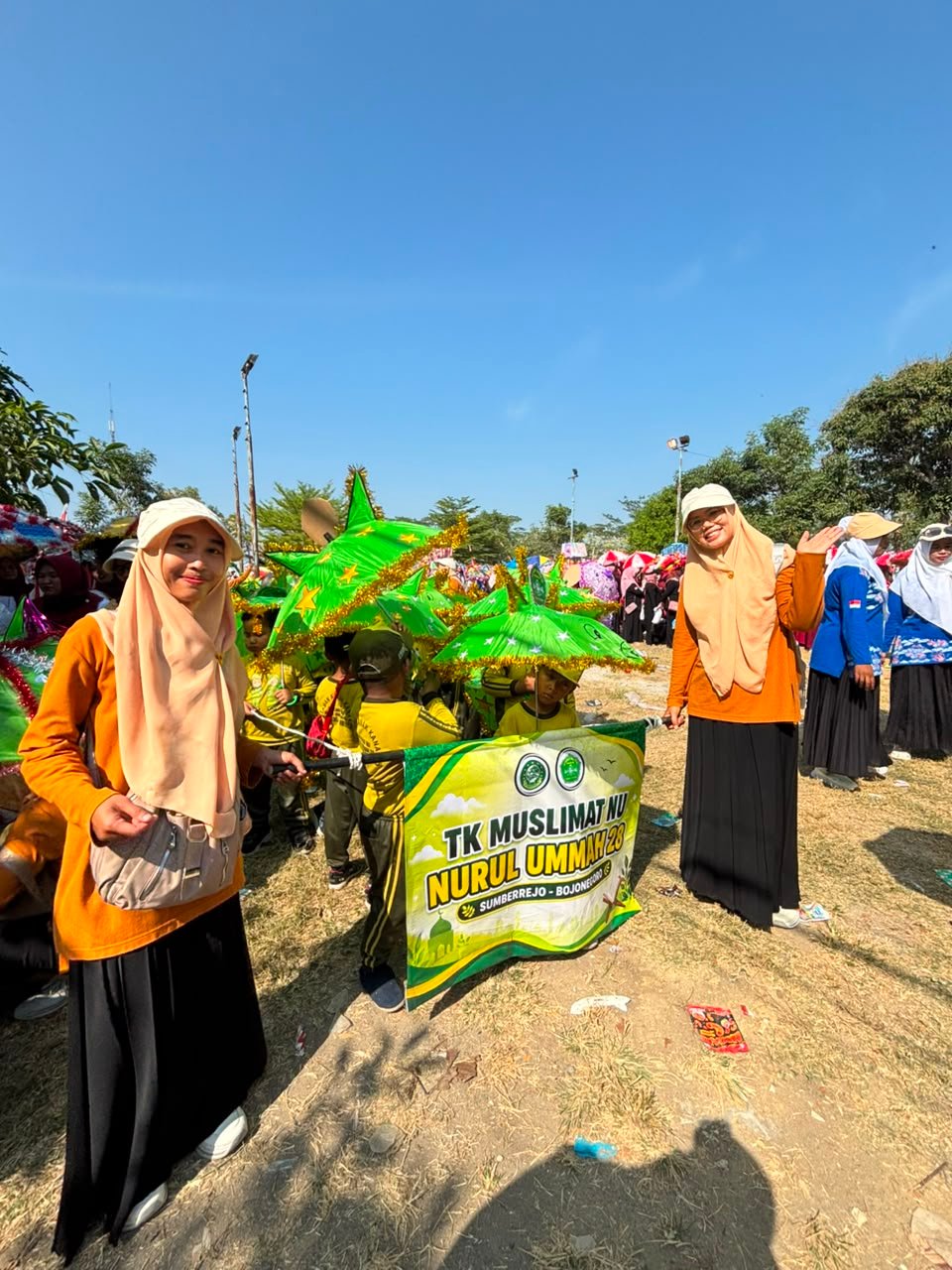 Semarak HUT RI ke-81, TK Muslimat NU Nurul Ummah 28 Meriahkan Pawai Payung Hias Tingkat Kecamatan Sumberrejo