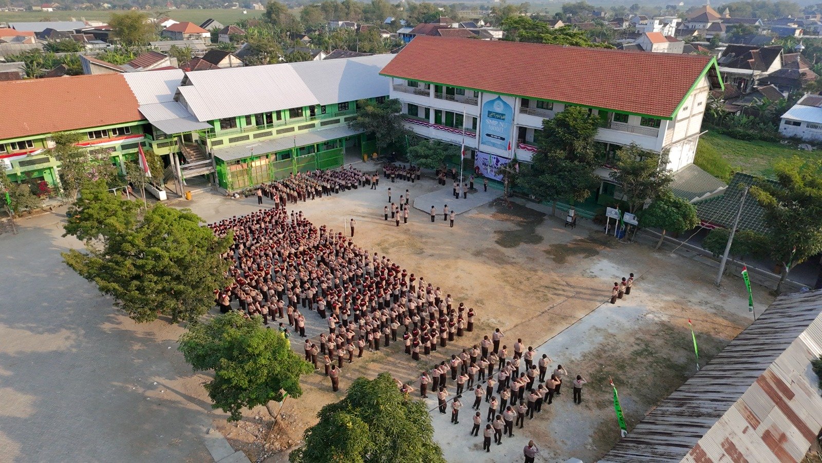 Rayakan Hari Pramuka Ke 65th, MI NU dan SMP NU Kompak Selenggarakan Upacara dan Lomba
