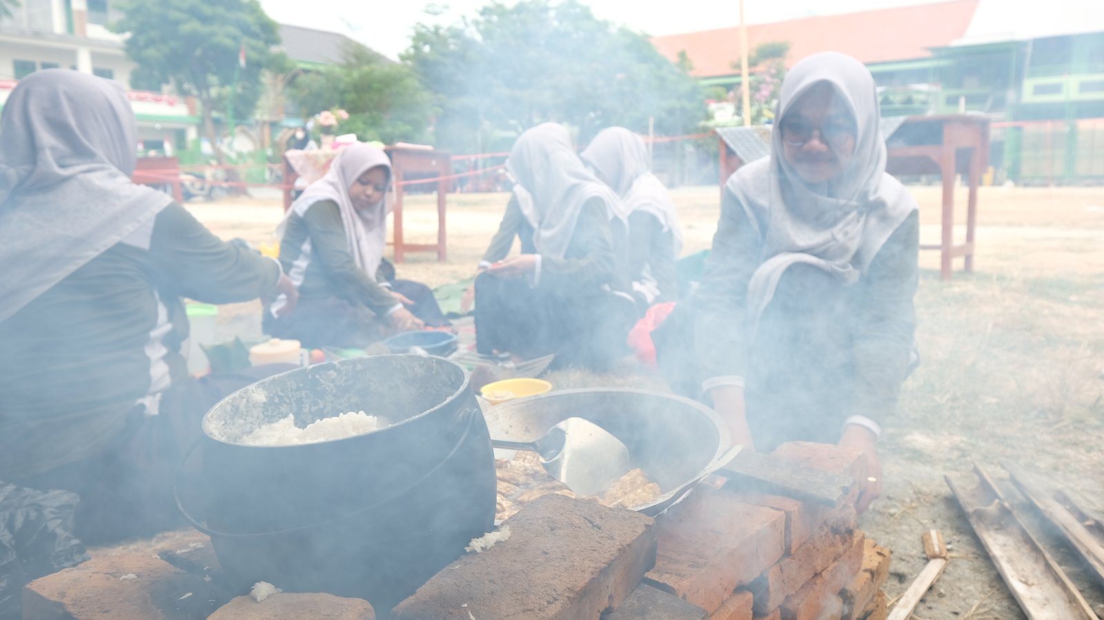 Sepiring Nasi, Sejuta Cerita: Lomba Ngliwet Satukan Guru dan Wali Murid di Sumberrejo