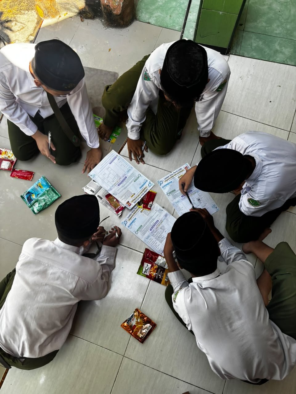 Bukan Sekadar Jajan! Siswa Kelas 9 SMP NU MODEL Berburu Zat Aditif di Lingkungan Sekolah