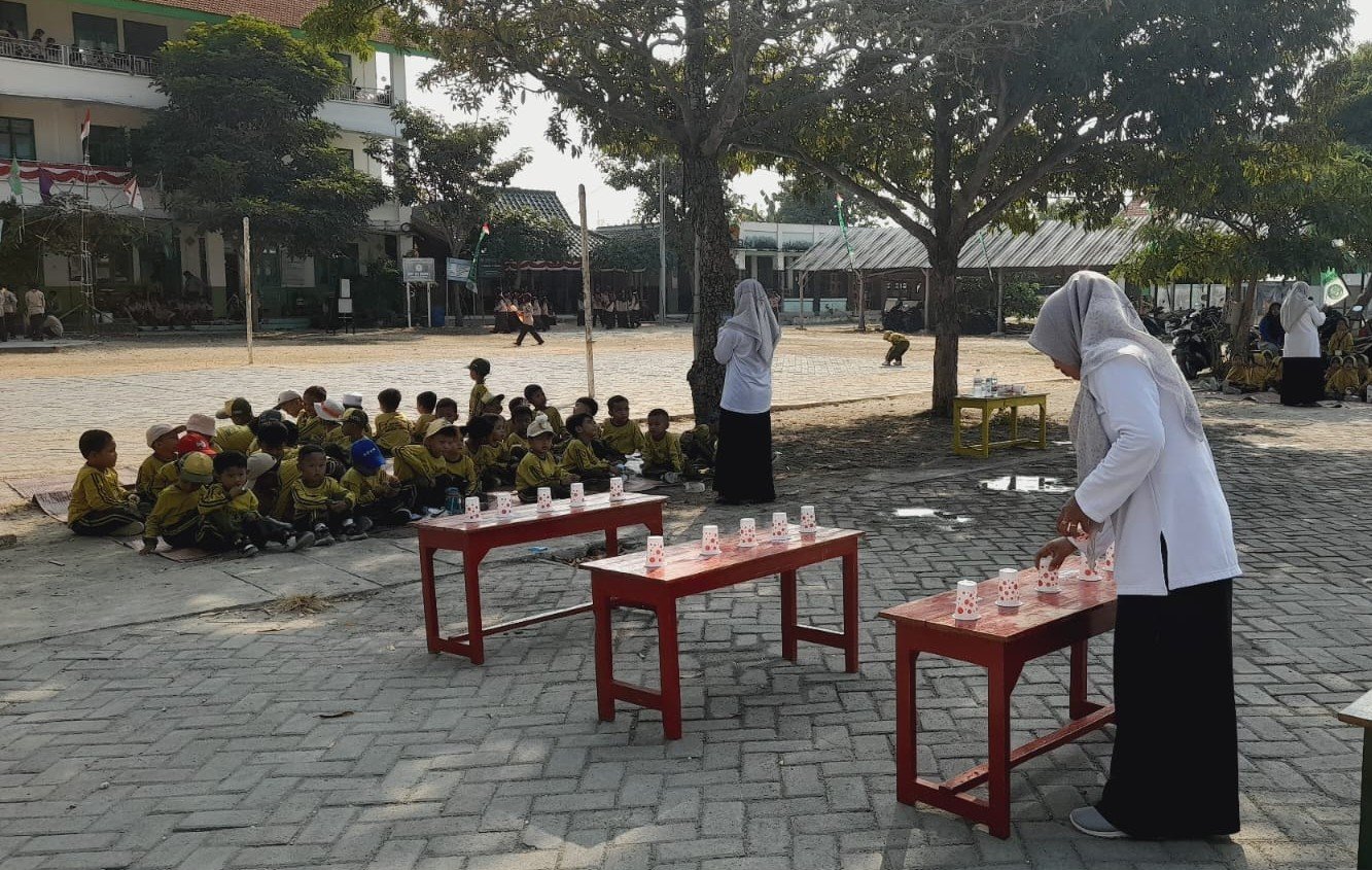 Guru TK Muslimat NU 28 Sabar membantu proses Lomba