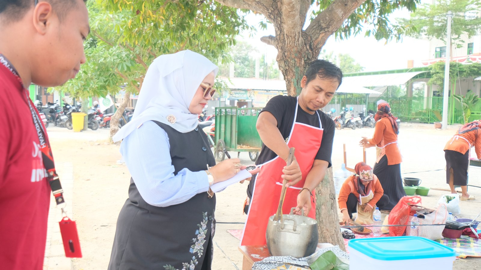 perwakilan kelompok sedang unjuk performance